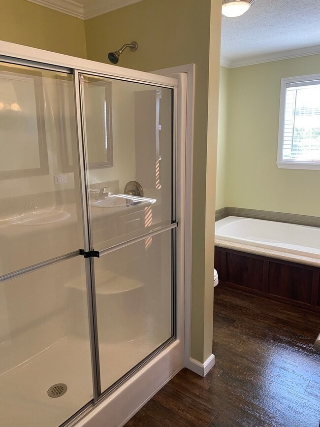 Building Photo - SUBLEASE through May 2026 3 Bedroom 2 Bath-Beautiful Views