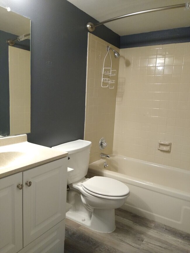 Building Photo - Awesome 2 Bedroom 2 Bath Condo w/ Garage P...
