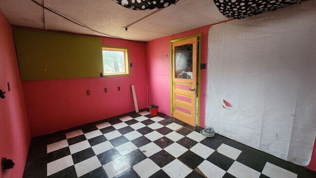 Building Photo - 3 Bed 1 Bath Home with Garage