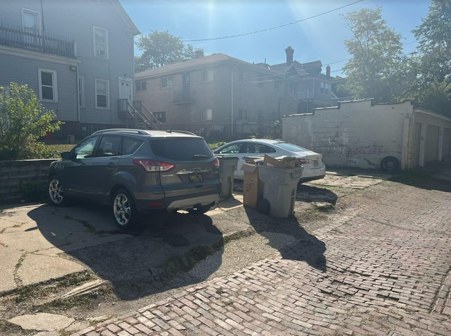 Building Photo - Downer upper house