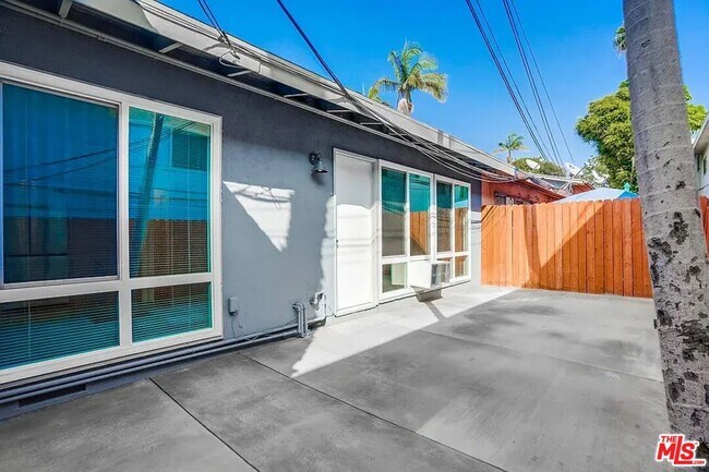 Building Photo - 869 Glenway Dr