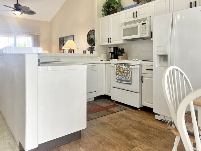 Building Photo - 2 Bedroom 2 Bathroom Fully Furnished secon...