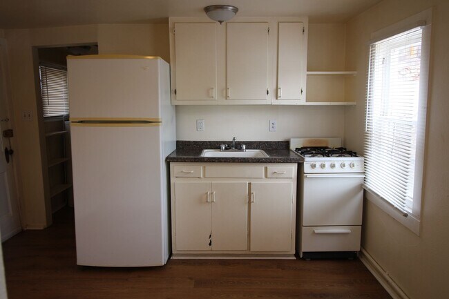 Building Photo - 831 Midland Ave