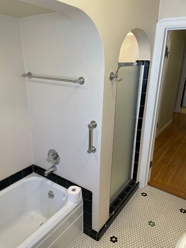 Building Photo - 6 Month Lease on a Two-Bedroom 1 Bathroom East Sacramento Home