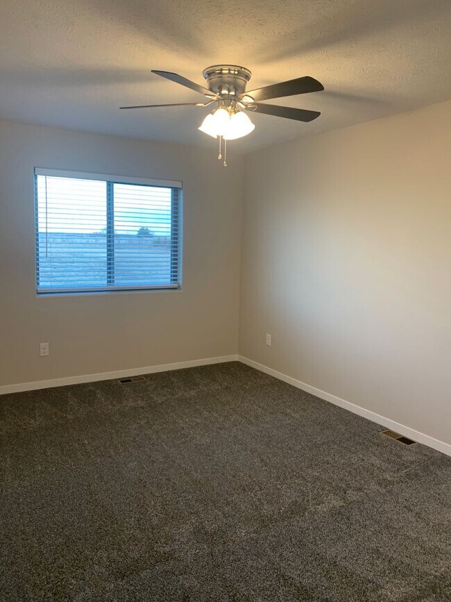 Building Photo - Spacious 2-Story with 3 bedrooms/2.5 bathrooms off N 27th and I-80