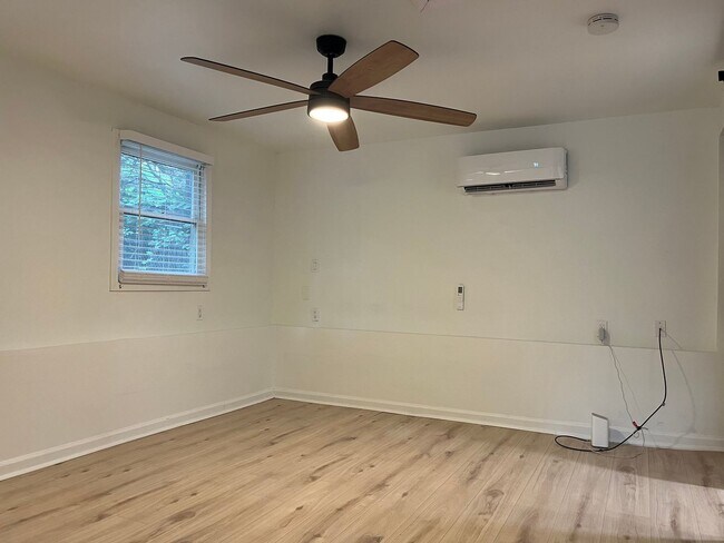 Building Photo - Renovated 1 Bd/ 1 Ba Cottage w/ Loft Walki...