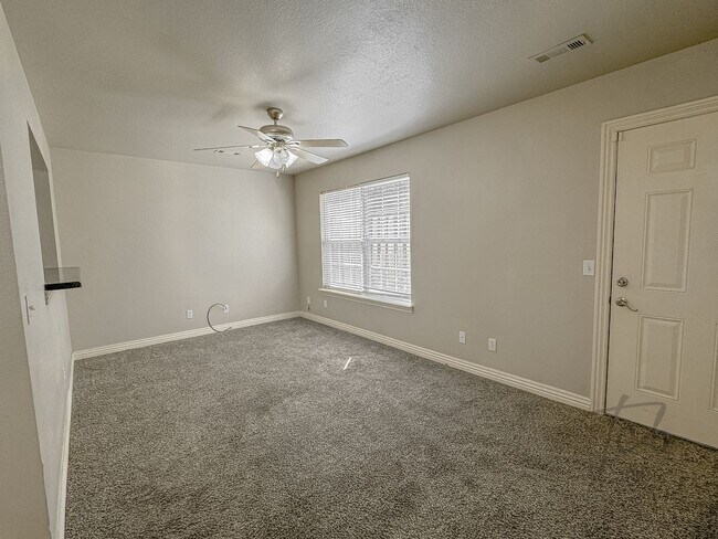 Building Photo - 912 S Wood Ave