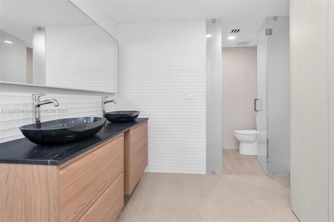 Building Photo - 5255 Collins Ave