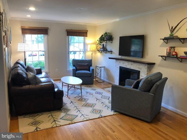 Building Photo - 9811 Meadow Knoll Ct