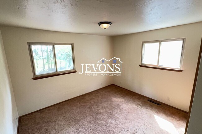 Building Photo - Available Now! 4-bedroom, 2-bathroom house in SeaTac