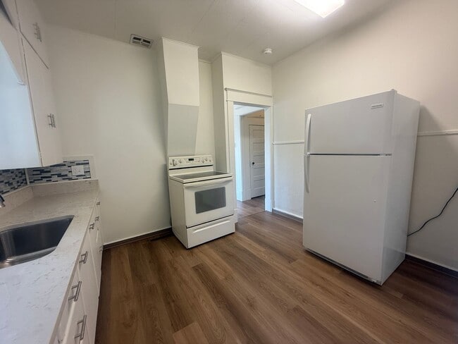 Building Photo - 3 Bed 1 Bath Newly Remodeled Pet Free Home...
