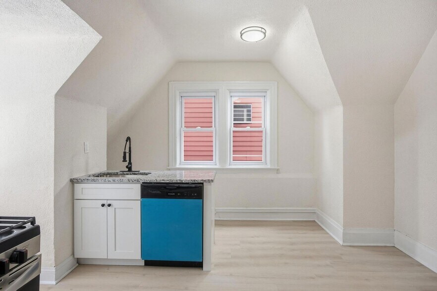 Building Photo - 141 Oneida St