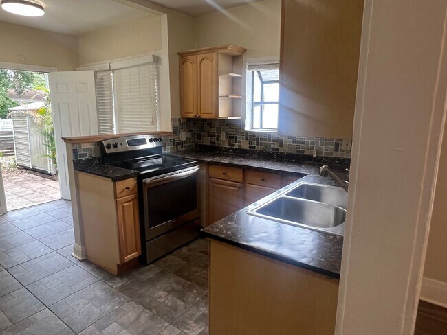 Building Photo - Tampa Heights Bungalow walk to Armature Works