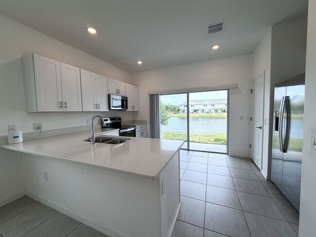 Building Photo - Westview End Unit Townhome