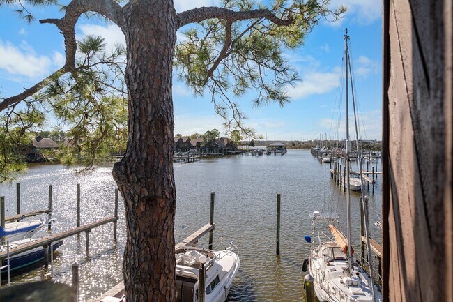 Building Photo - 705 Davis Rd