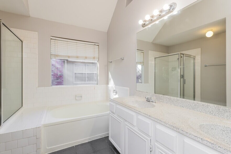 Building Photo - 16821 Kettle Creek Dr