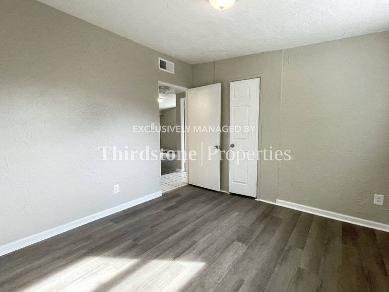 Building Photo - 10452 Pinehurst Dr