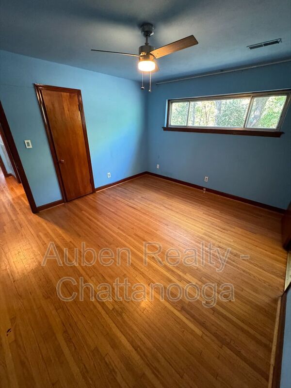 Building Photo - 1501 Akins Dr