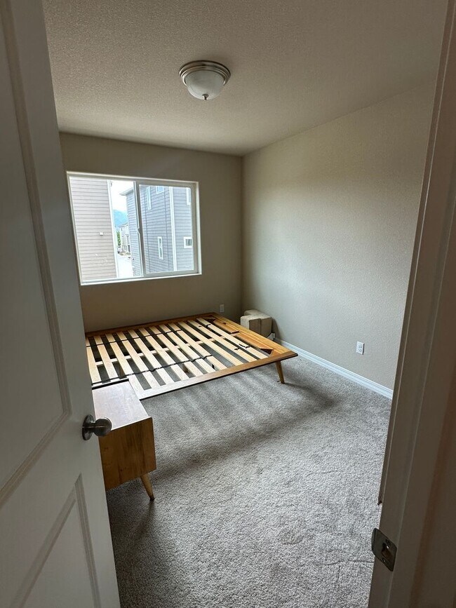 Building Photo - Modern Living in Skyview Village