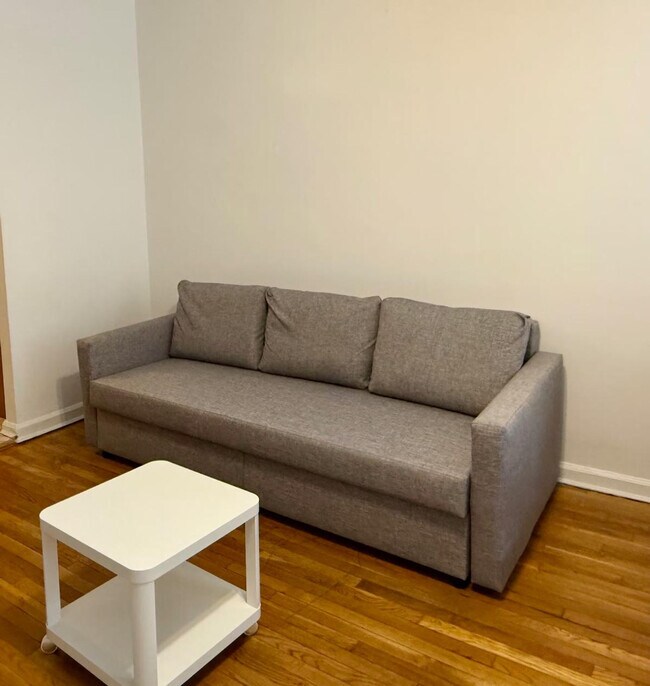 Building Photo - 358 E 81st St