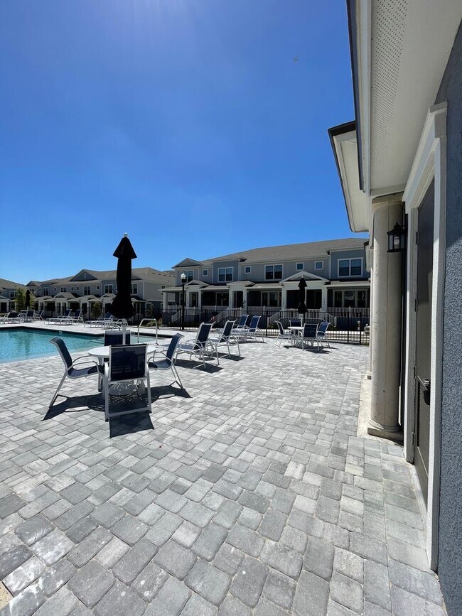 Building Photo - AVAILALBE NOW!! TOWNHOME IN HIGHLY DESIRAB...
