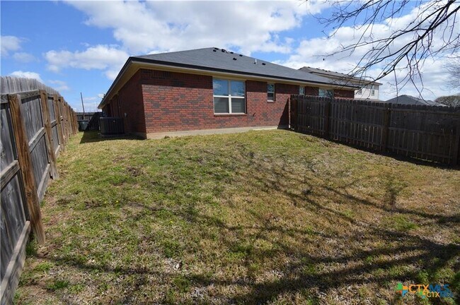 Building Photo - 303 Sladecek Dr