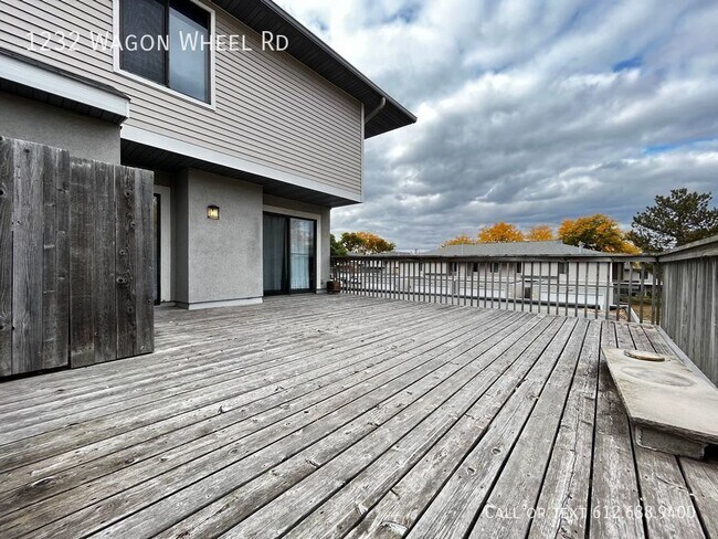Building Photo - 3 Bed 3 Bath Townhome - 2 Car Attached Gar...