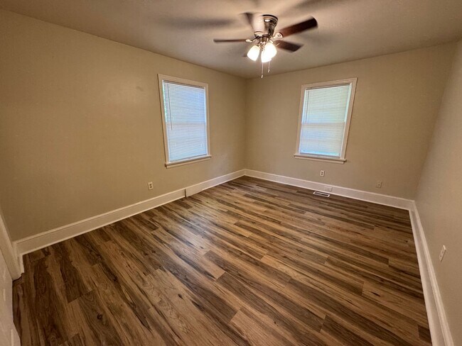Building Photo - 3/1 House in West Rome with bonus room- $1...