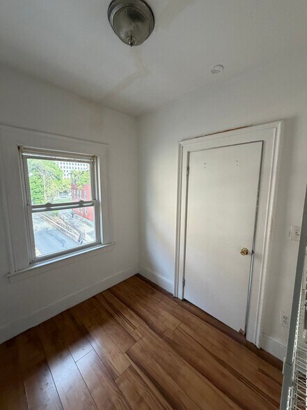Building Photo - 479 Broad St