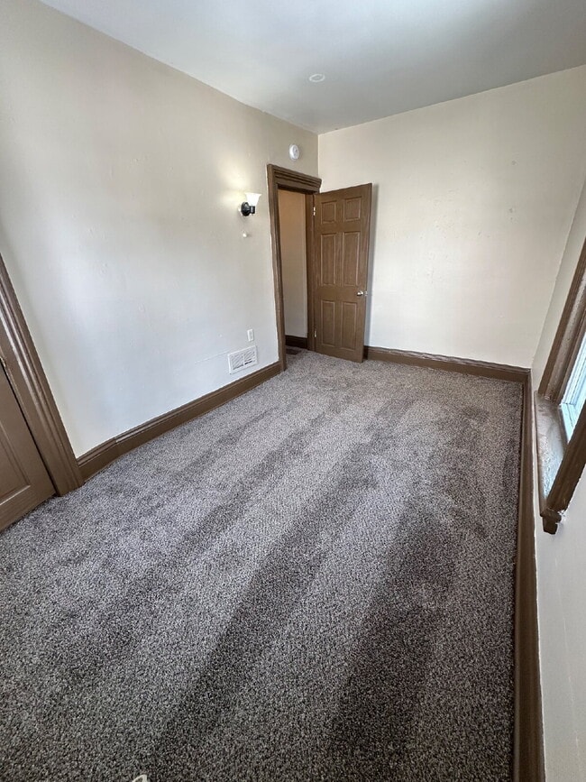 Building Photo - 171 Linn St