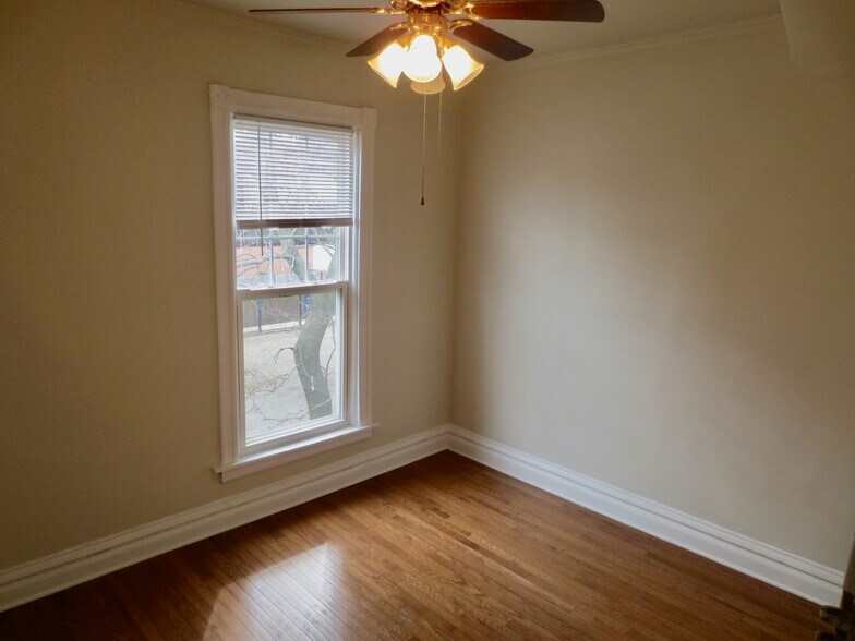 Building Photo - 1825 W Addison St