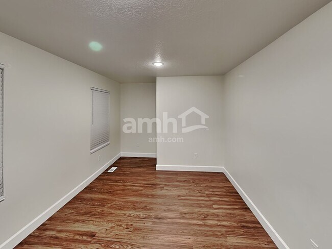 Building Photo - 1359 E White St