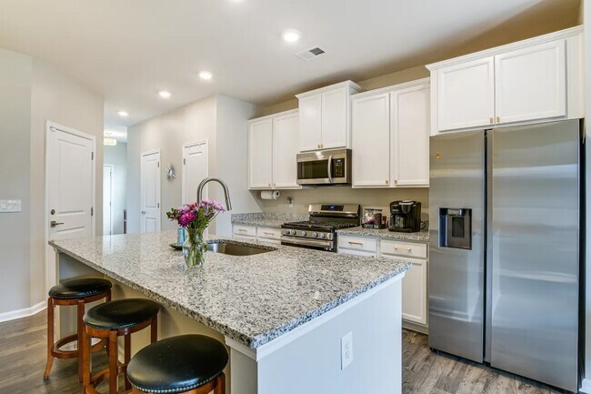 Primary Photo - 33 Apollo Vw Ln