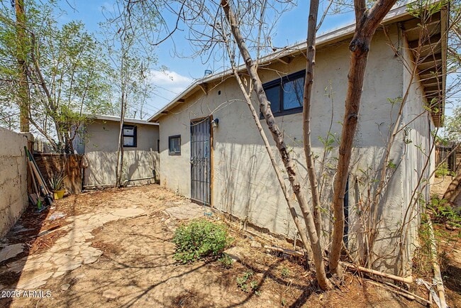 Building Photo - 2135 W Hadley St