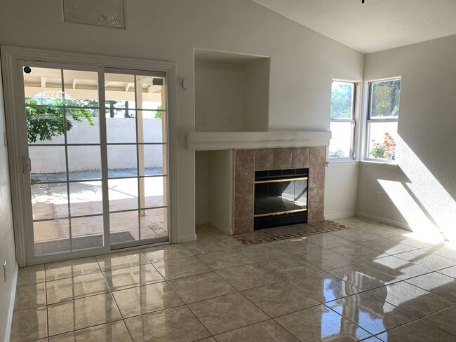 Building Photo - Beautiful home in SW Bakersfield W/Solar a...