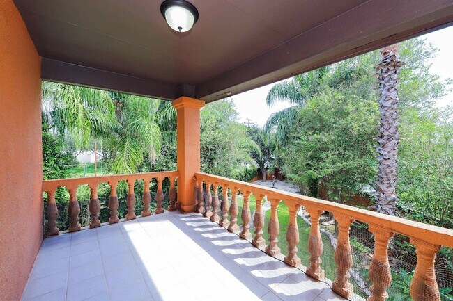 Building Photo - 503 W Avon Ct