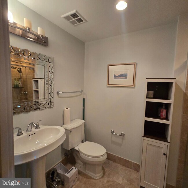 Building Photo - 8220 Crestwood Heights Dr
