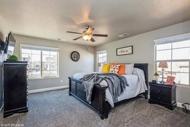 Building Photo - Bright & Spacious Desert Townhome