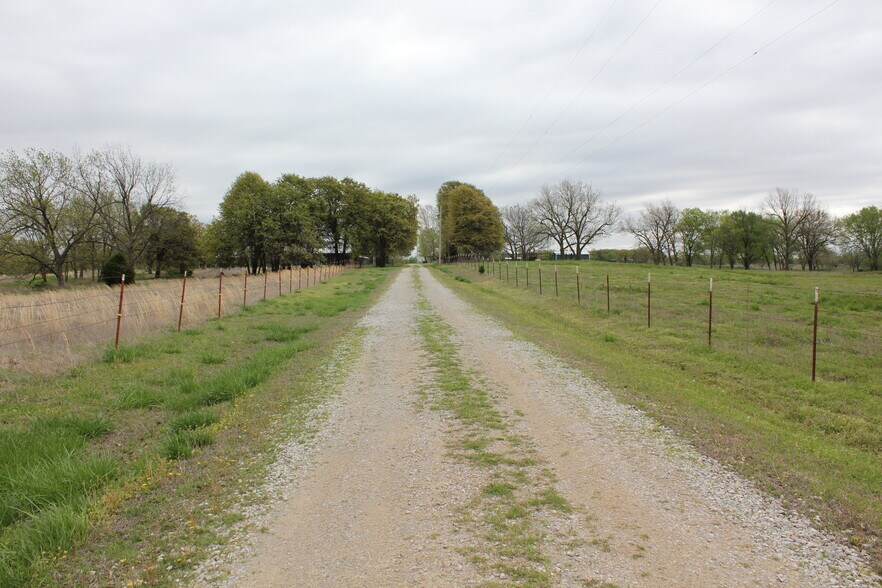 House and barns well distanced from main road - 27160 North 3990 Road