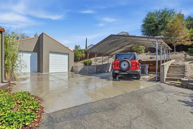 Building Photo - Remodeled Mid-Century 3-Bedroom, 2.5-Bath Home in a Highly Desirable Boise Neighborhood