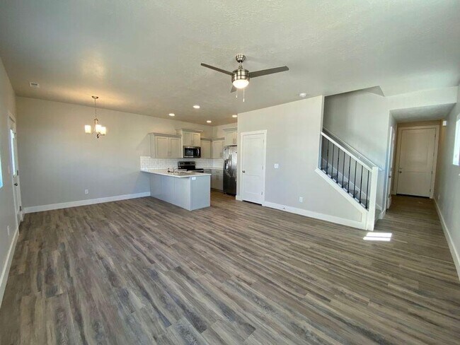 Building Photo - 3 bed 2.5 Bath Clean and Move-in Ready