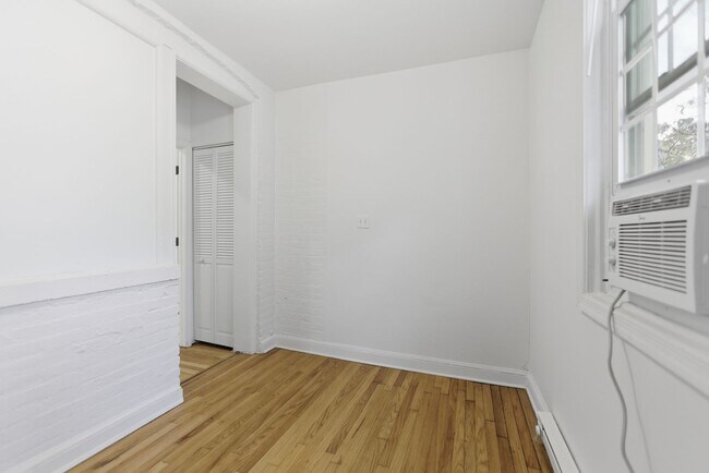 Building Photo - Lovely 3 BR/1 BA Apartment in H Street Cor...