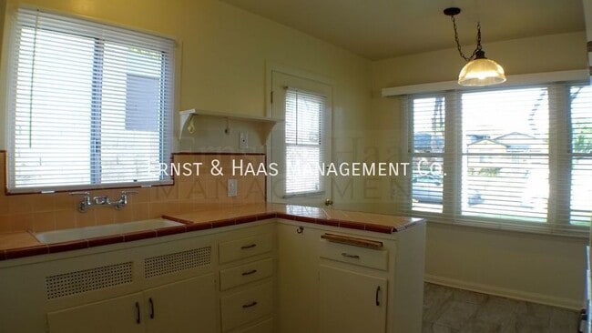 Building Photo - Beautiful Duplex Apartment in Prime Bixby ...