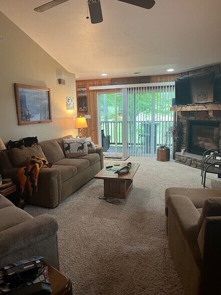 Cozy living room with view of golf course - 115 Saint Clair Ct