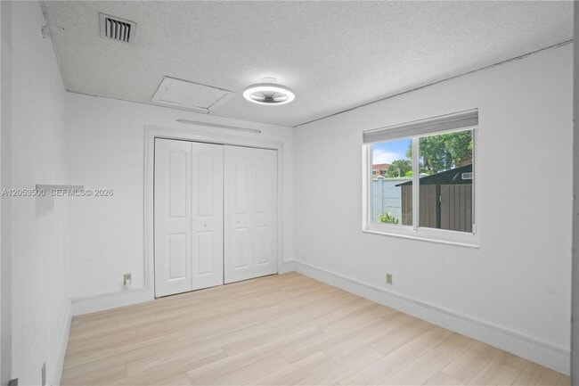 Building Photo - 4040 NE 6th Ave