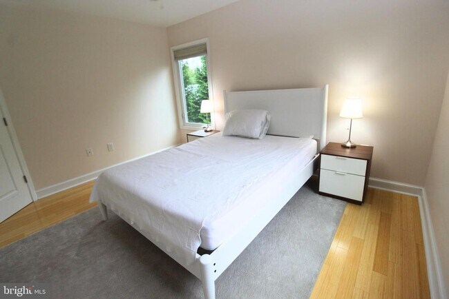 Building Photo - 4614 Roxbury Dr