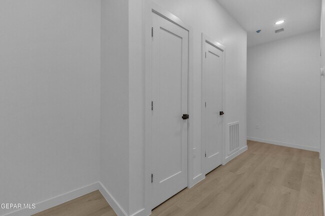 Building Photo - 1519 Golden Hill Terrace