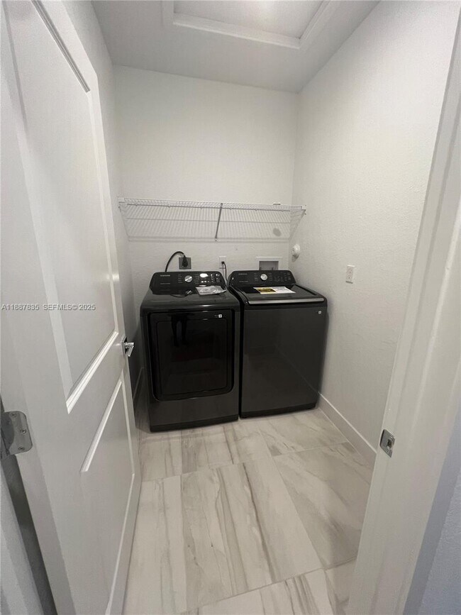 Building Photo - 141 SW 171st Ave