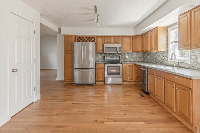 Building Photo - Charming 3Bed/2Bath Home Minutes from Fort Drum | Pet Friendly | Garage + Spacious Yard