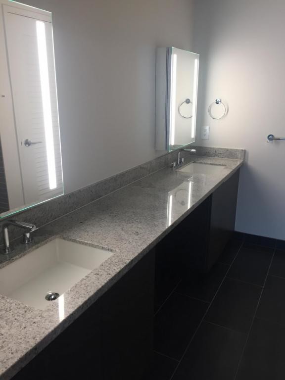 Building Photo - 1001 Queen St